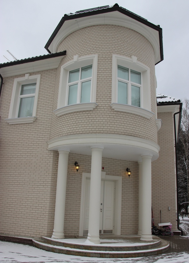 Декор фасада частного дома. Оформление окон, центрального входа. Материал - стеклофибробетон