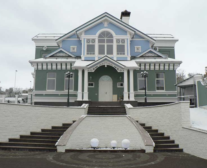 Двухэтажный особняк в русском стиле