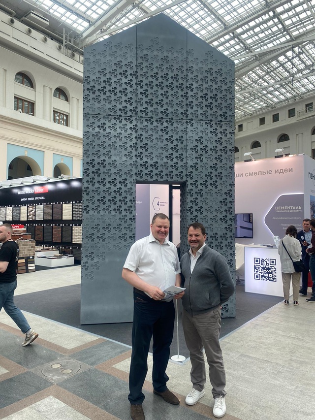 Андрей Полетаев с коллегой на выставке Арх Москва