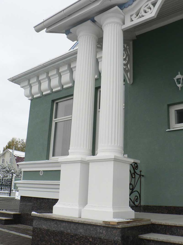 Архитектурный декор из полистиролбетона и стеклофибробетона на мокром фасаде дома