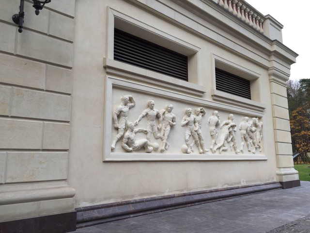 Декоративная панель на фасаде здания