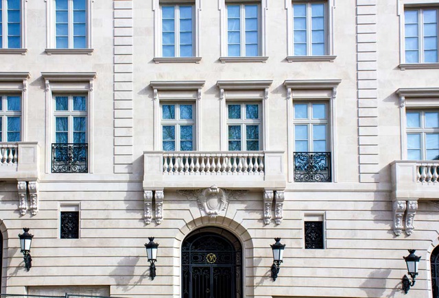 Главный вход здания Ральф Лорен. Обрамления окон. Архитектурный декор
