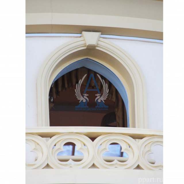 Обрамление окна второго яруса с замковым камнем. Балюстрада с трилистником