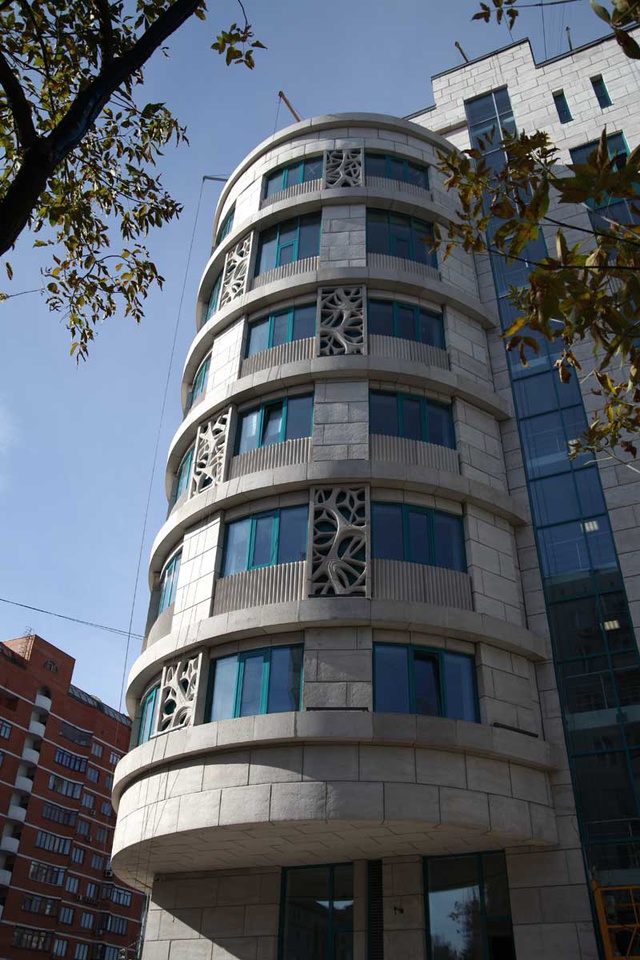 Фасадный декор. Облицовка радиусными панелями из стеклофибробетона - эркера здания