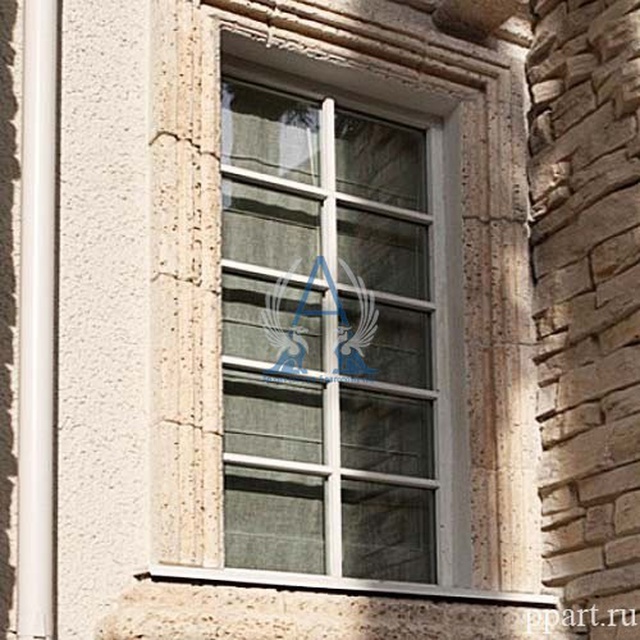 Обрамление малого окна элементами из стеклофибробетона: наличники.