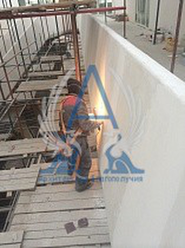 Процесс шлифования внешнего ограждения балкона из стеклофибробетона. Офисный комплекс Пересвет - Плаза