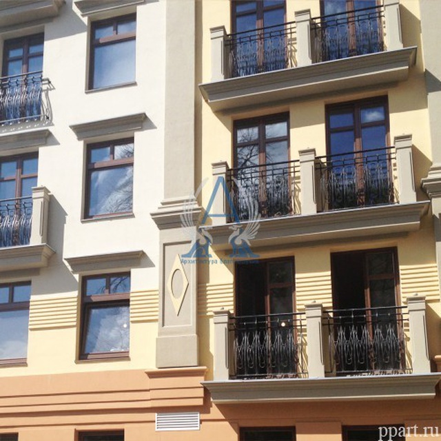 Задний фасад. Французские балконы: художественная ковка. Руст, пилястры