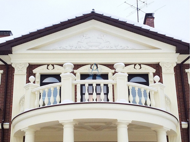 Главный фасад с баллюстрадой на балконе