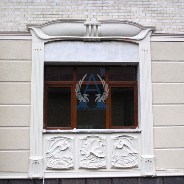 Смонтированное обрамление окна в стиле модерн. Панно под окном из трех частей