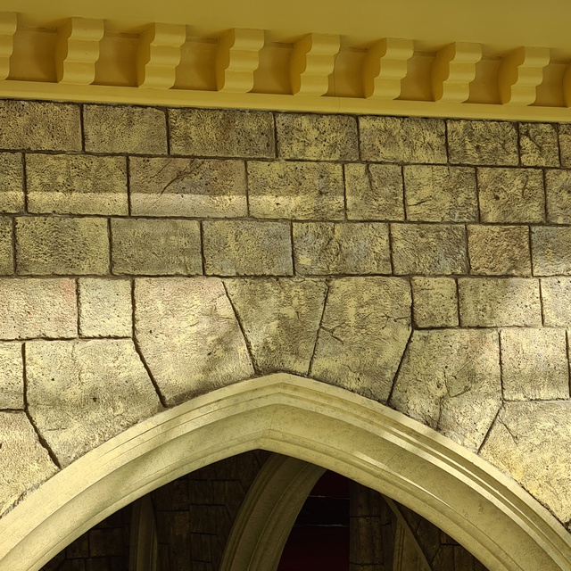 Декор арок Замка из стеклофибробетона с имитацией старинной кладки