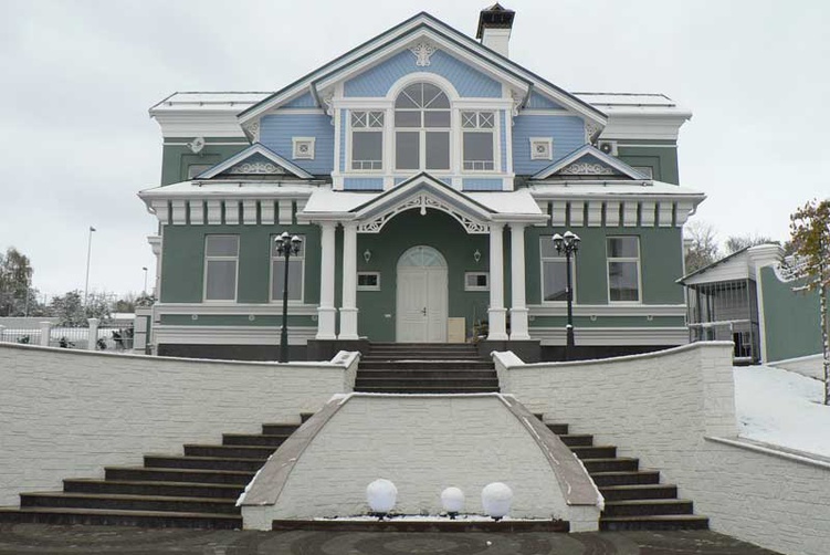 Двухэтажный особняк в русском стиле