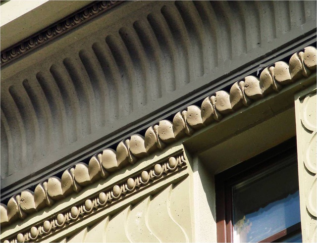 Декор фасада на Большом Козихинском переулке. Наличник окна с бусами