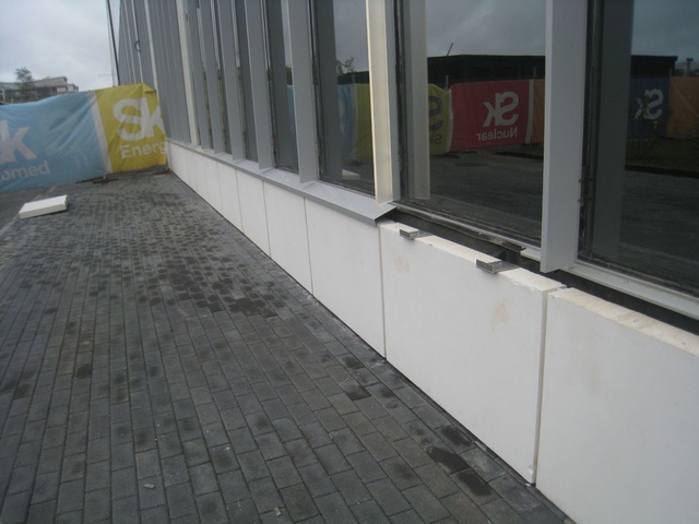 Накрывки на панелях стеклофибробетона цоколь здания Технопарк Сколково