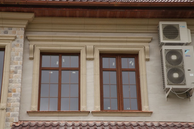 Обрамление окна второго этажа. Стеклофибробетон