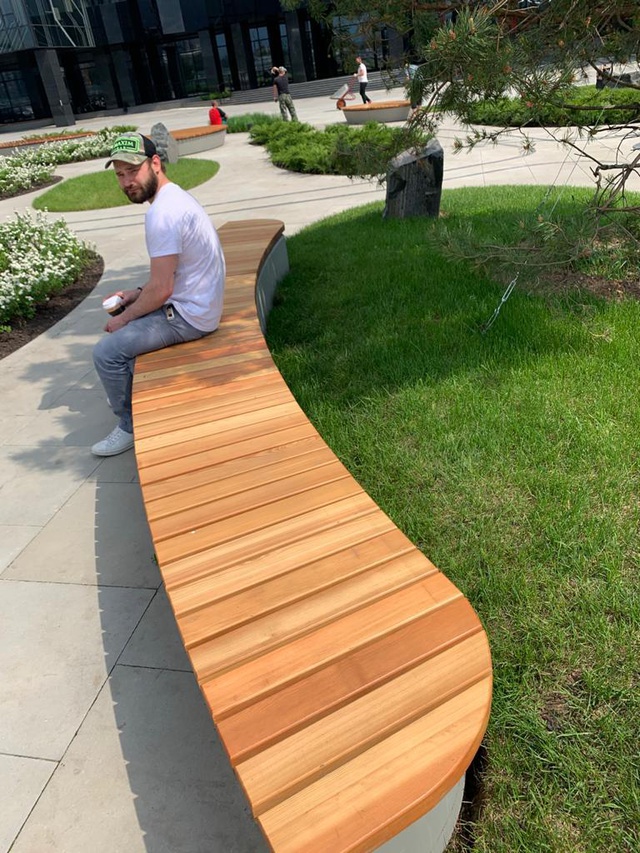 Покрытие скамейки из натурального дерева