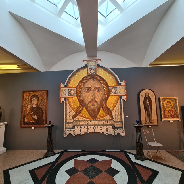 Иконы в выставочном зале Храма Христа Спасителя