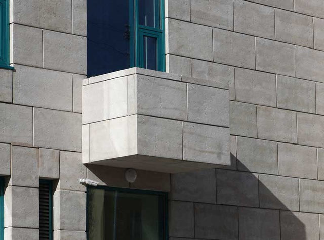 Фасадный декор: рустовые камни на вентилируемом фасаде