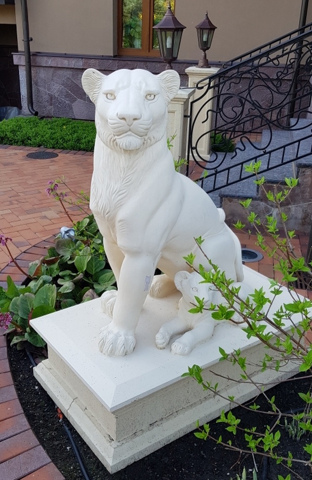 МАФ - скульптура львицы со львенком