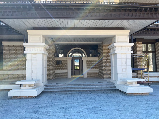 Декоративное оформление двери, колонны входной группы, вид спереди