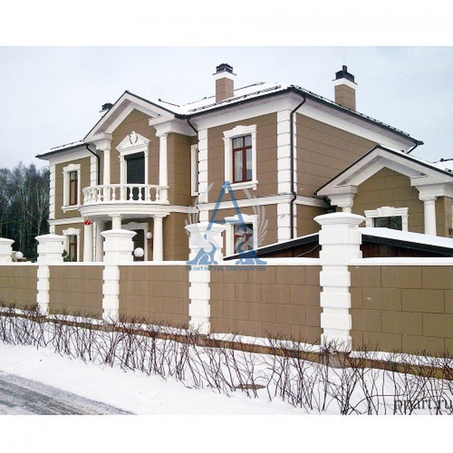 Комплексный архитектурный декор дома. Балюстрада на ограждении балкона, оконное обрамление, колонны, картуш