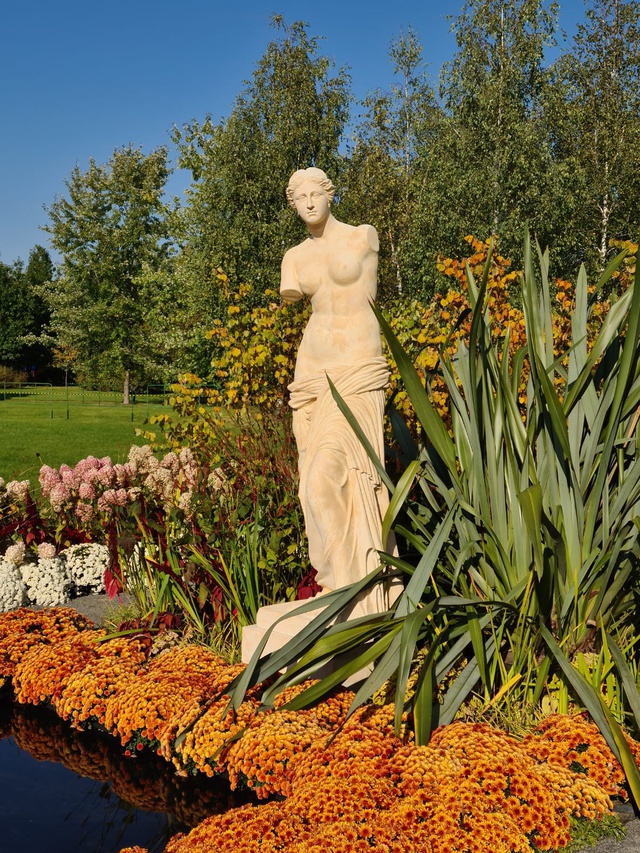 Скульптура Венеры в ландшафтном дизайне