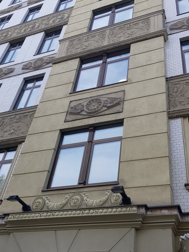 Панно на фасаде жилого дома на Гоголевском бульваре