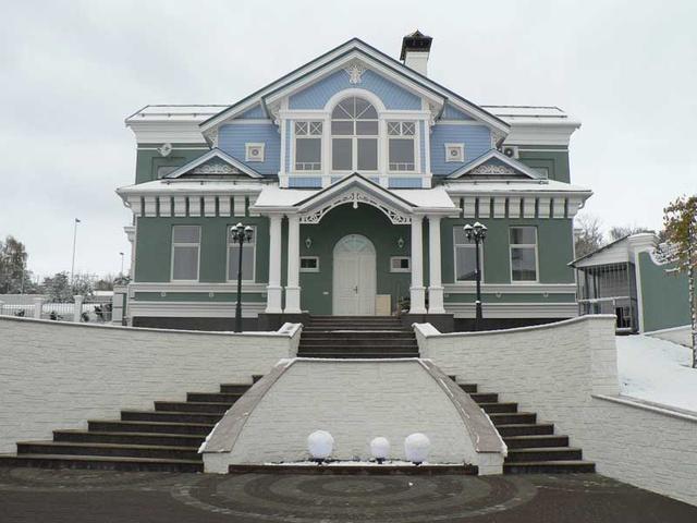 Оформление фасада из стеклофибробетона и полистиролбетона в русском стиле