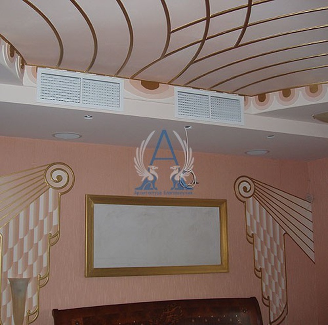 Декоративное оформление стены и потолка золочёными гипсовыми элементами