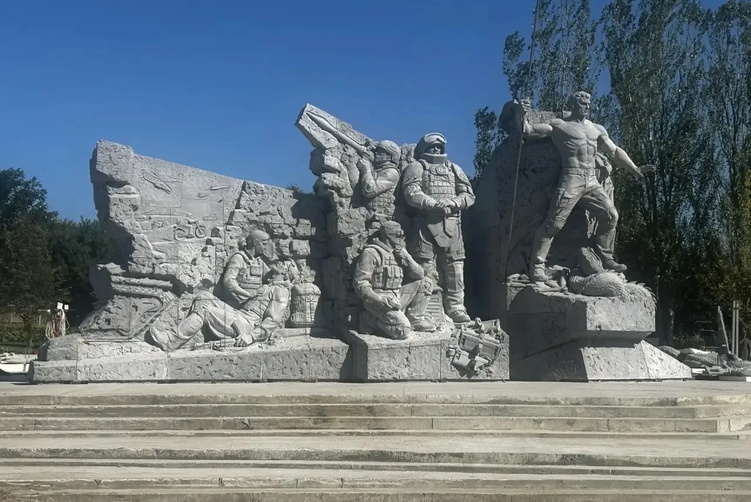 Осмотр скульптуры, осмотр монтажа памятника защитникам Отечества – участникам СВО
