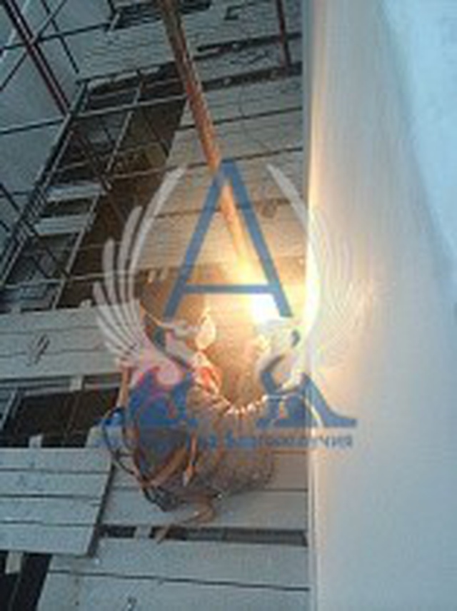 Процесс шлифования детали внешнего ограждения балкона из стеклофибробетона. Офисный комплекс Пересвет - Плаза