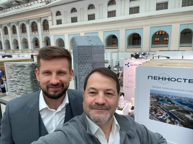 Андрей Полетаев с коллегой на выставке в Гостином Дворе