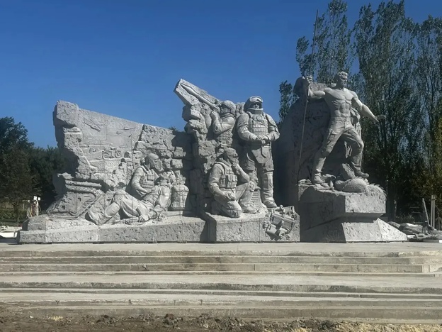 Осмотр скульптуры, осмотр монтажа памятника защитникам Отечества – участникам СВО