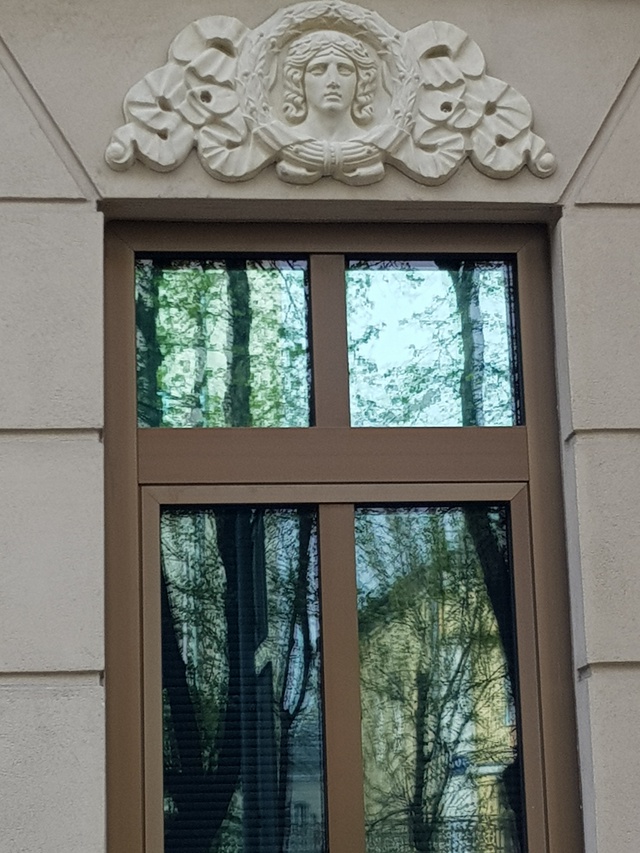Фасадный декор над окном из стеклофибробетона. Крупный план