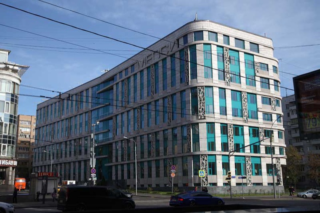 Фото фасада здания клинико- диагностического центра МЕДСИ. Облицовка стеклофибробетон. Вентилируемый фасад